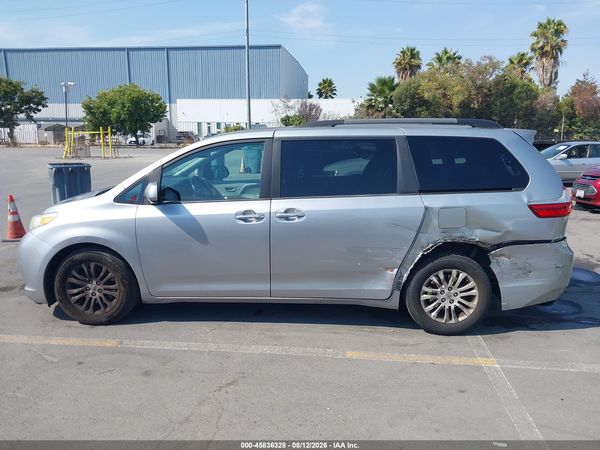 2015 TOYOTA SIENNA XLE 8 PASSENGER