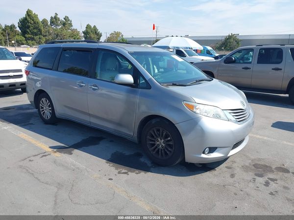 2015 TOYOTA SIENNA XLE 8 PASSENGER