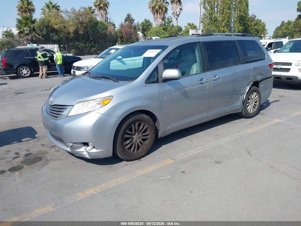 2015 TOYOTA SIENNA XLE 8 PASSENGER