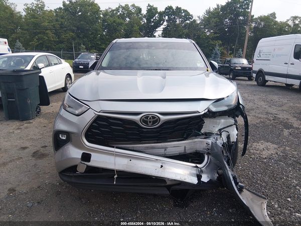 2022 TOYOTA HIGHLANDER LE