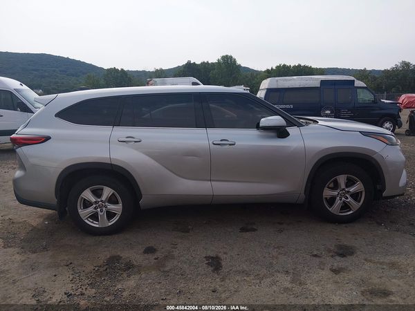 2022 TOYOTA HIGHLANDER LE