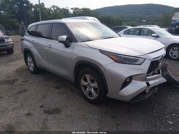 2022 TOYOTA HIGHLANDER LE