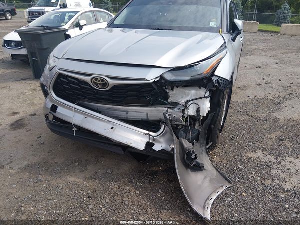2022 TOYOTA HIGHLANDER LE