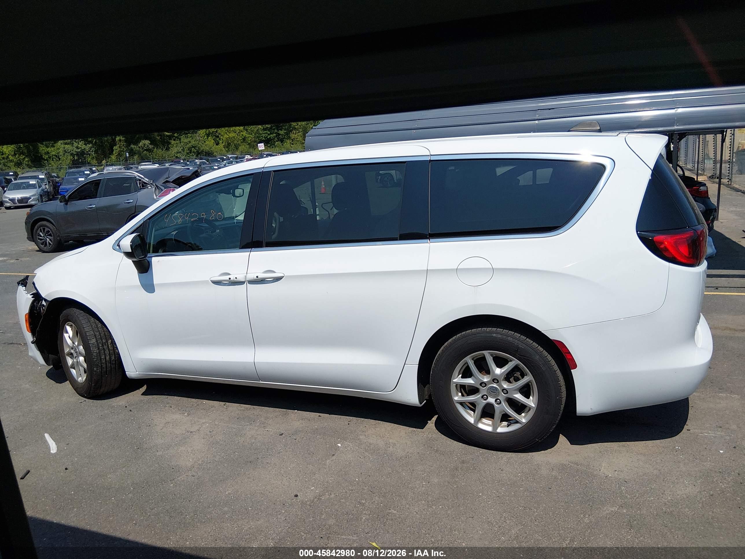 2023 CHRYSLER VOYAGER LX