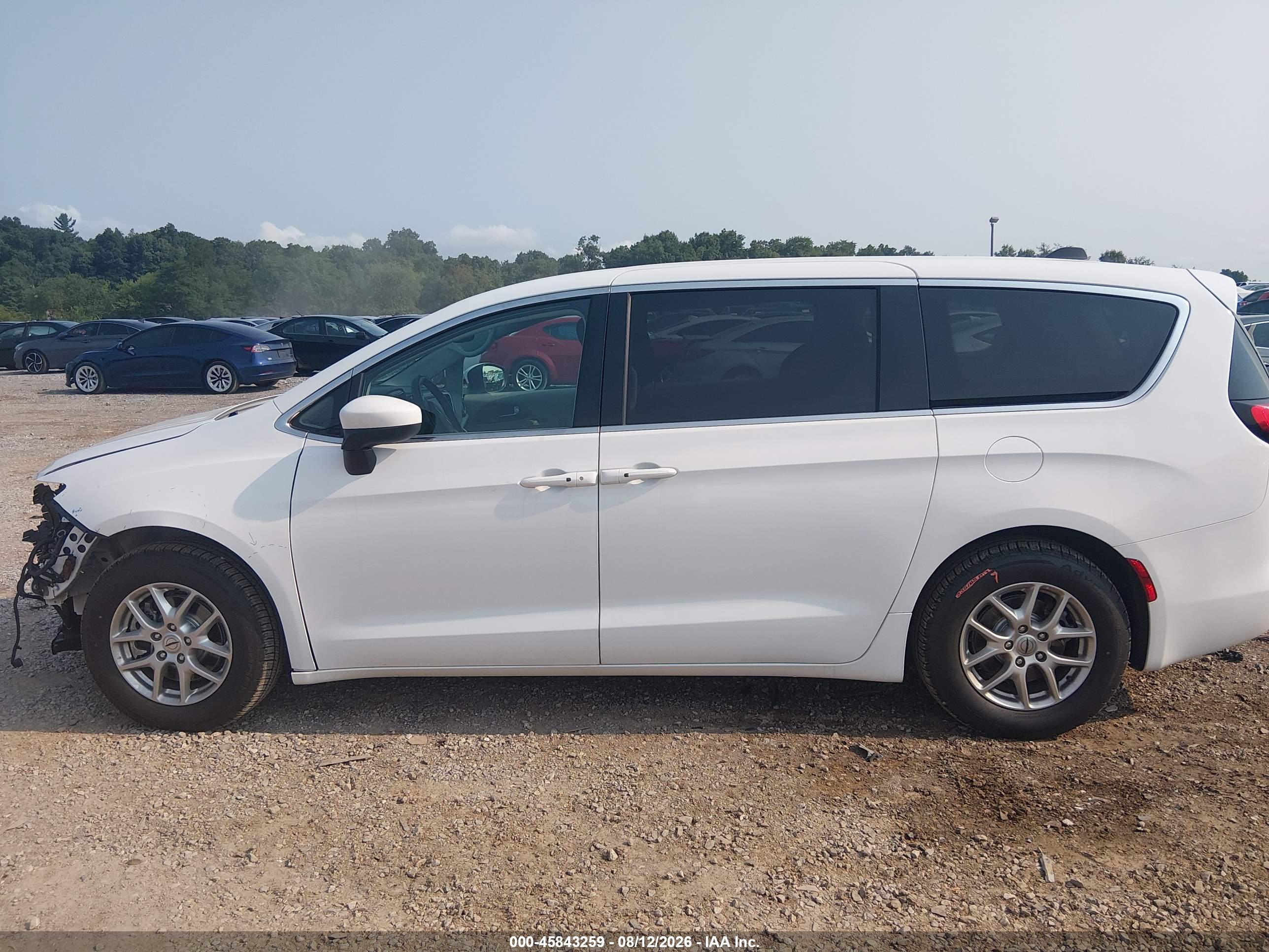 2023 CHRYSLER VOYAGER LX
