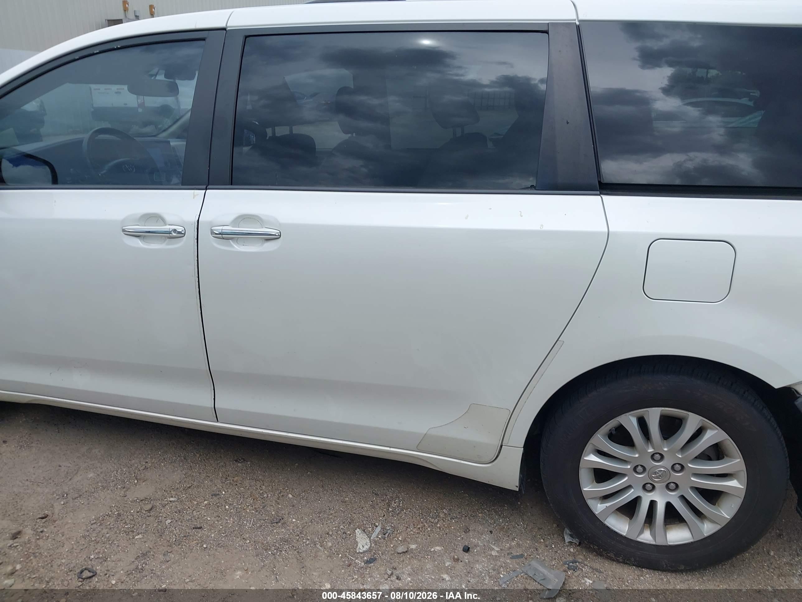 2015 TOYOTA SIENNA XLE 8 PASSENGER