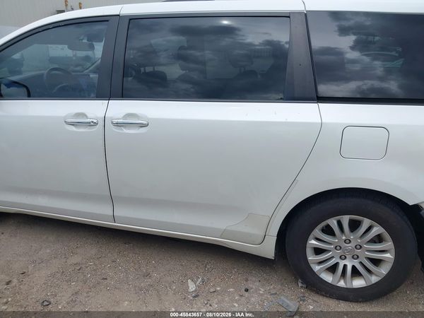 2015 TOYOTA SIENNA XLE 8 PASSENGER