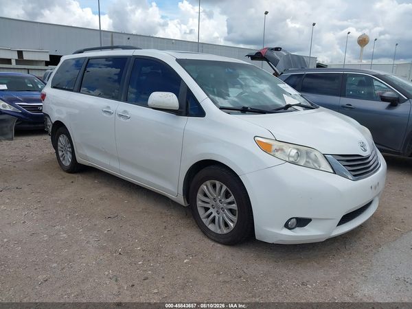 2015 TOYOTA SIENNA XLE 8 PASSENGER