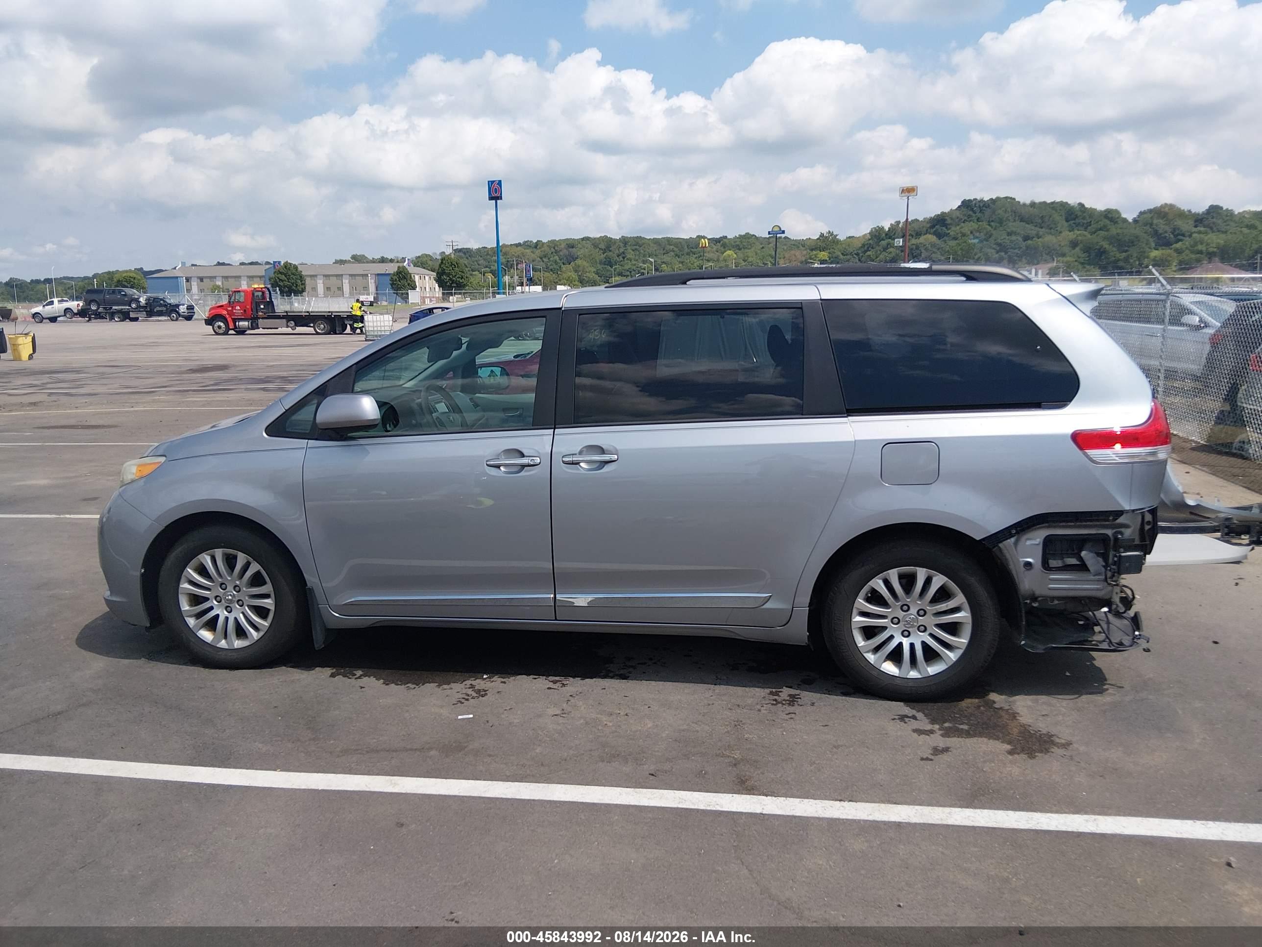 2013 TOYOTA SIENNA XLE V6 8 PASSENGER