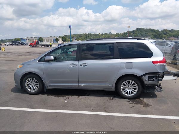 2013 TOYOTA SIENNA XLE V6 8 PASSENGER