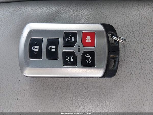 2013 TOYOTA SIENNA XLE V6 8 PASSENGER