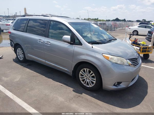 2013 TOYOTA SIENNA XLE V6 8 PASSENGER