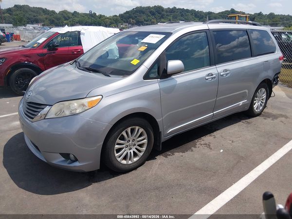 2013 TOYOTA SIENNA XLE V6 8 PASSENGER