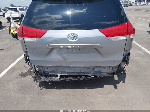 2013 TOYOTA SIENNA XLE V6 8 PASSENGER
