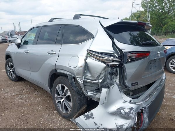 2022 TOYOTA HIGHLANDER XLE