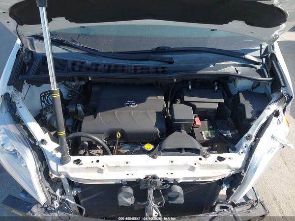 2015 TOYOTA SIENNA XLE 8 PASSENGER