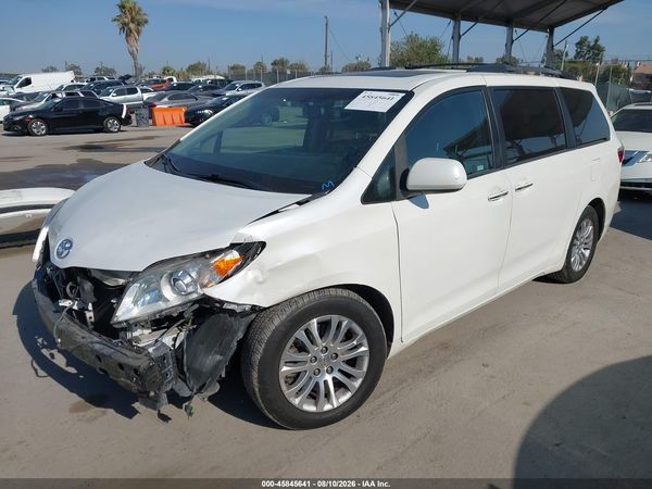 2015 TOYOTA SIENNA XLE 8 PASSENGER