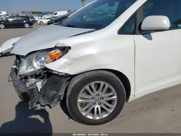 2015 TOYOTA SIENNA XLE 8 PASSENGER