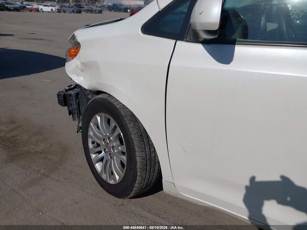 2015 TOYOTA SIENNA XLE 8 PASSENGER