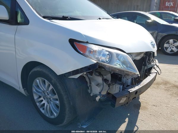 2015 TOYOTA SIENNA XLE 8 PASSENGER