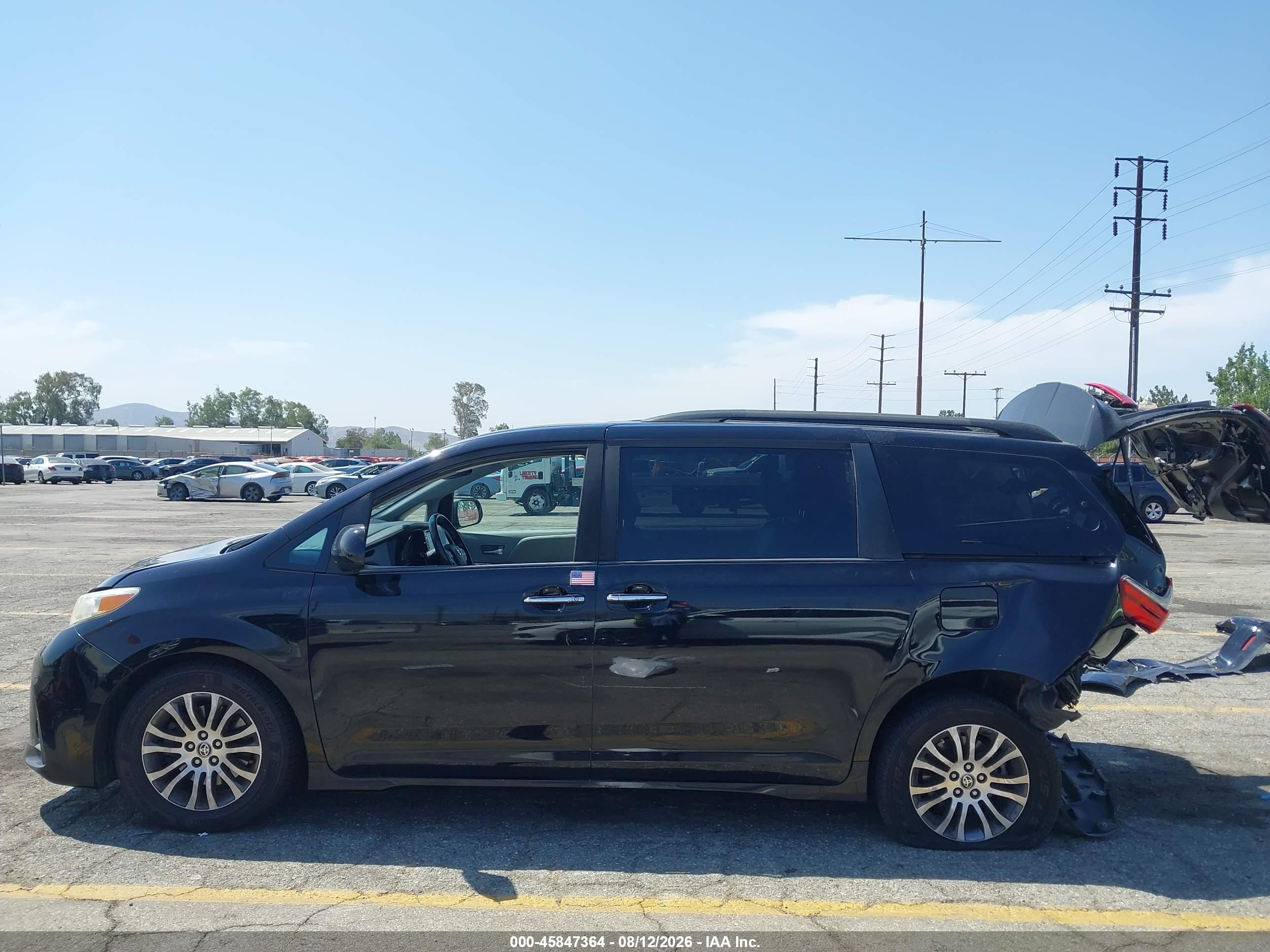 2020 TOYOTA SIENNA XLE