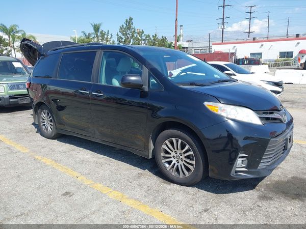 2020 TOYOTA SIENNA XLE