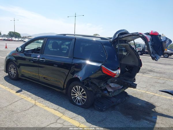 2020 TOYOTA SIENNA XLE
