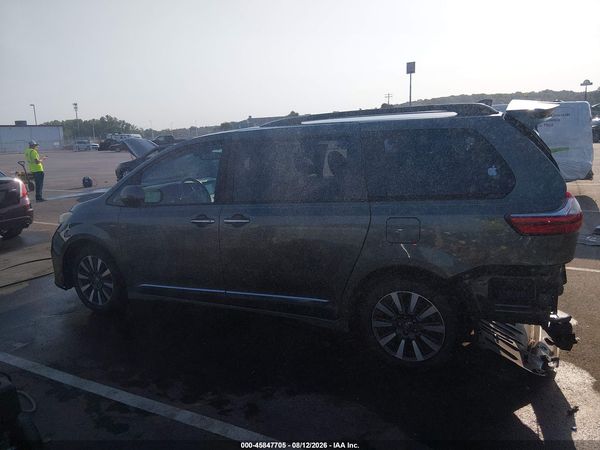 2020 TOYOTA SIENNA XLE — I117