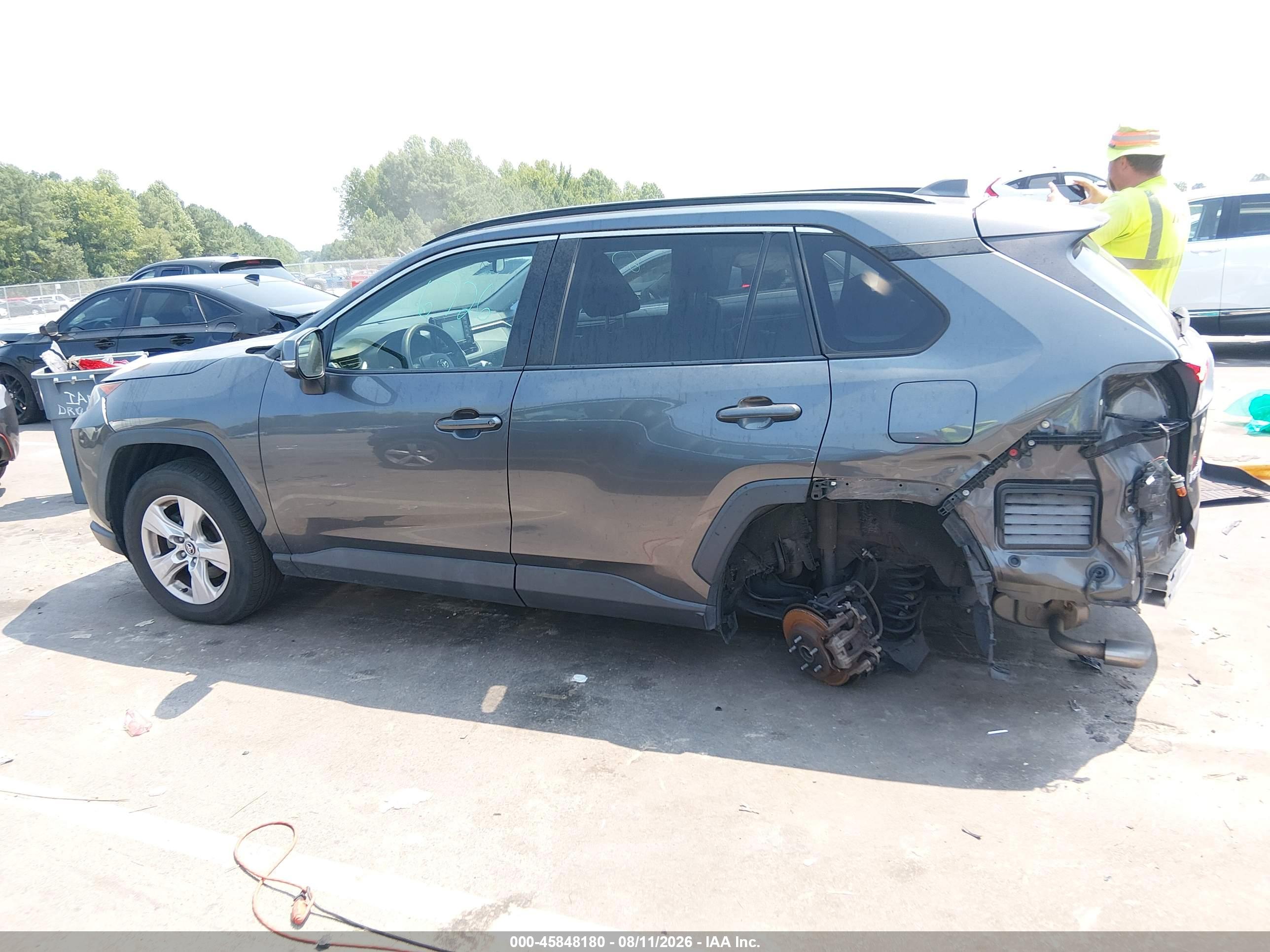 2020 TOYOTA RAV4 XLE