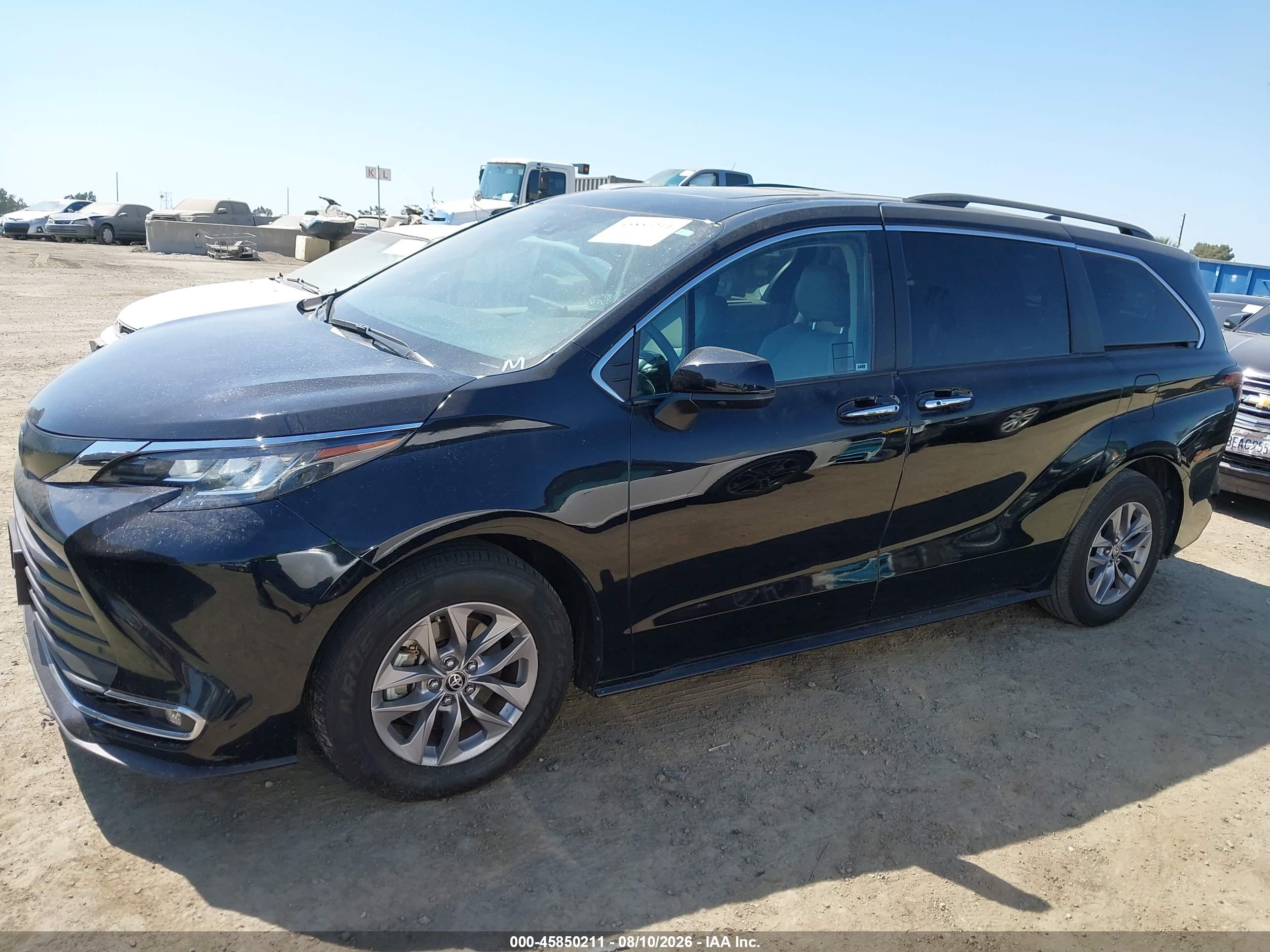 2023 TOYOTA SIENNA XLE