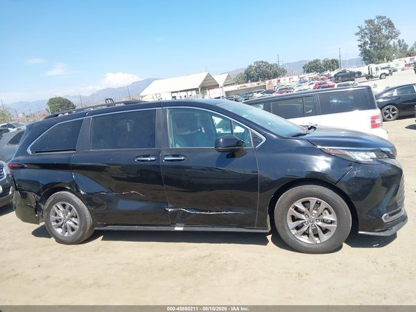 2023 TOYOTA SIENNA XLE