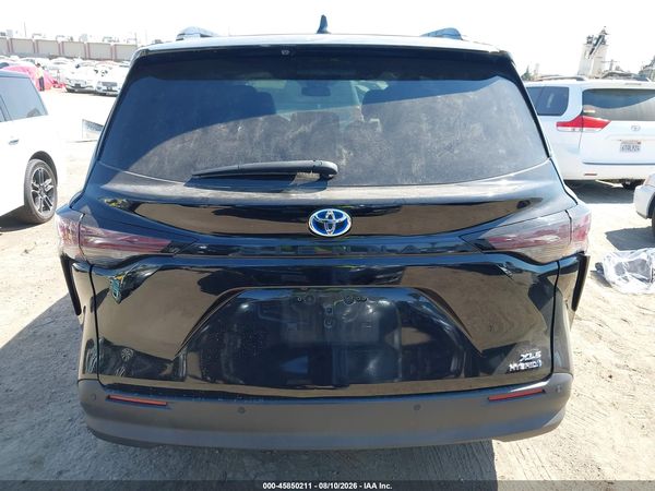 2023 TOYOTA SIENNA XLE