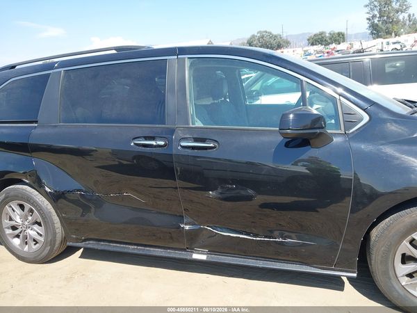 2023 TOYOTA SIENNA XLE