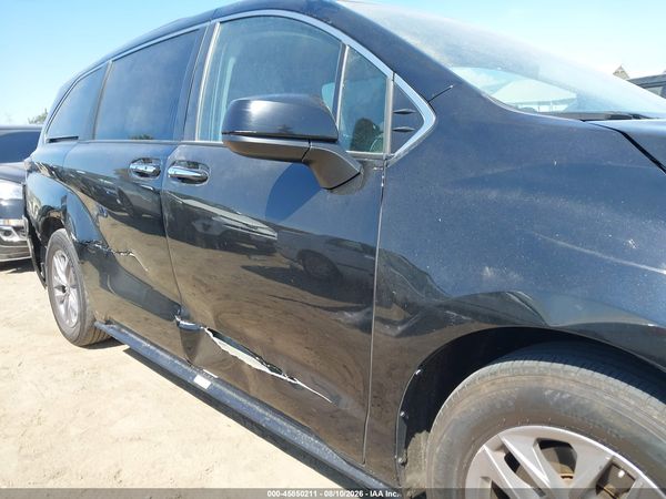 2023 TOYOTA SIENNA XLE