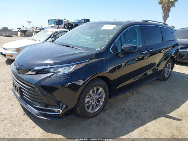 2023 TOYOTA SIENNA XLE