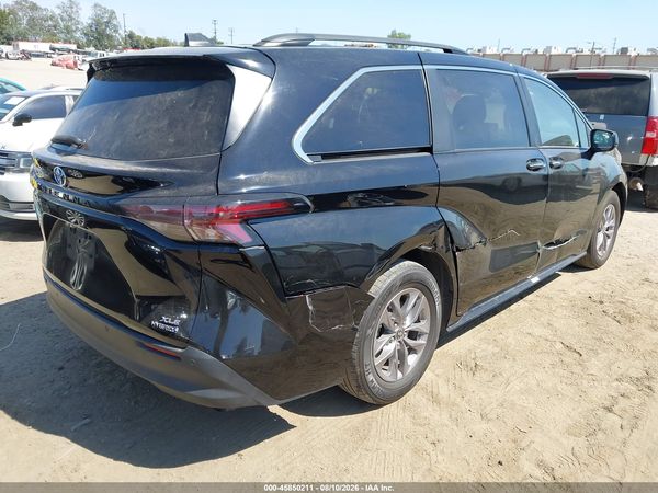 2023 TOYOTA SIENNA XLE