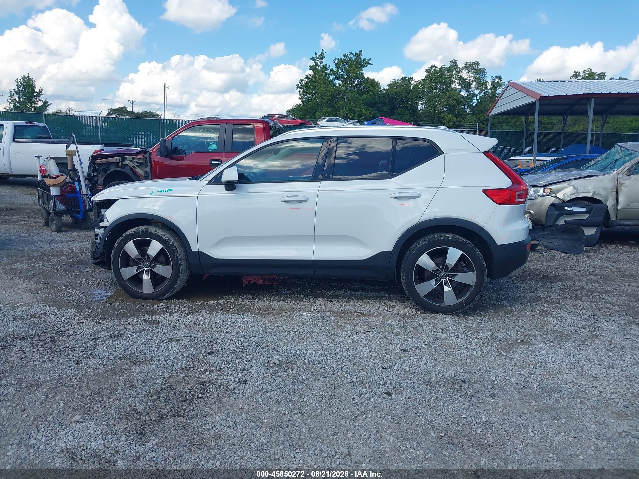 2019 VOLVO XC40 T4 MOMENTUM