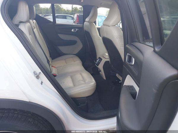 2019 VOLVO XC40 T4 MOMENTUM