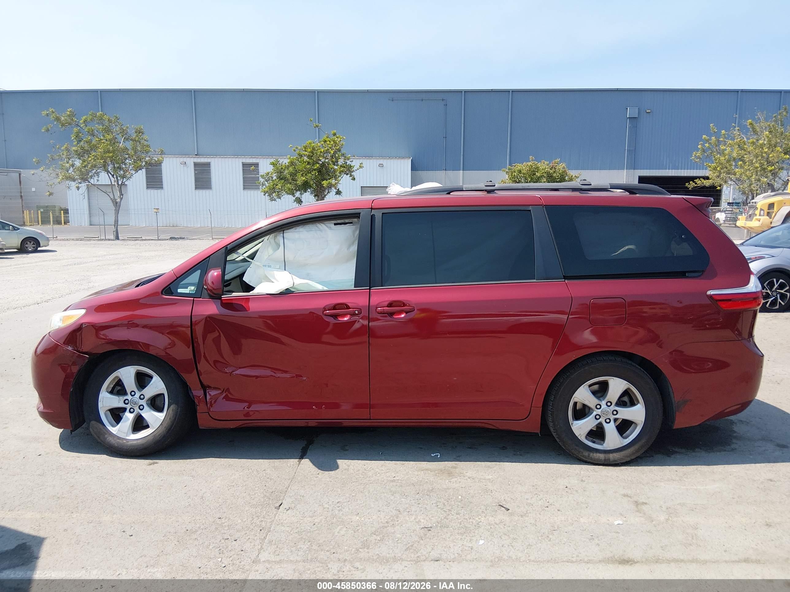 2015 TOYOTA SIENNA LE 8 PASSENGER