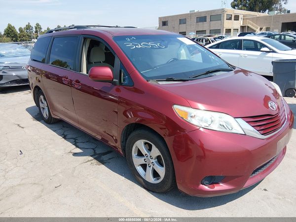 2015 TOYOTA SIENNA LE 8 PASSENGER