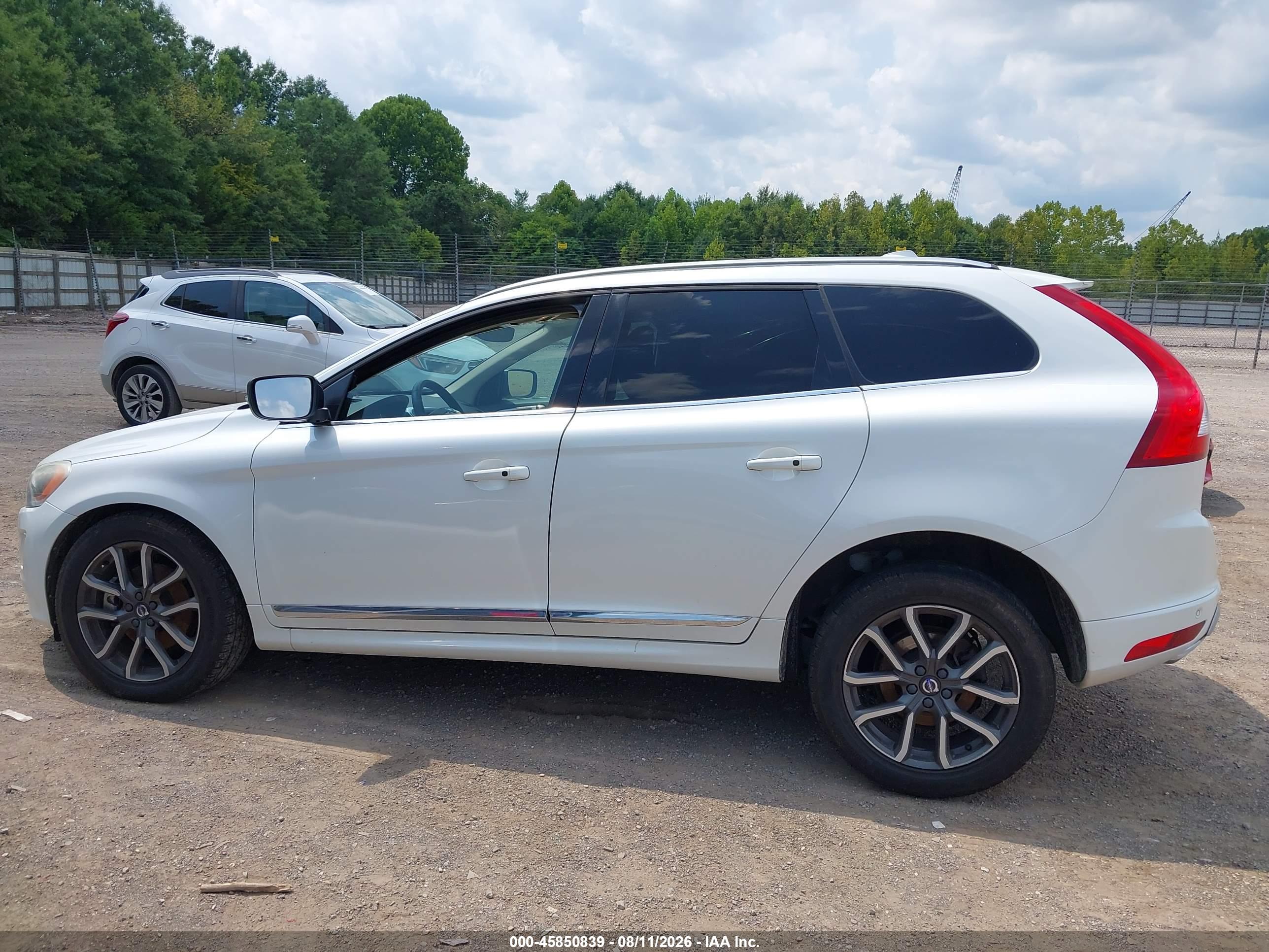 2017 VOLVO XC60 T6 DYNAMIC