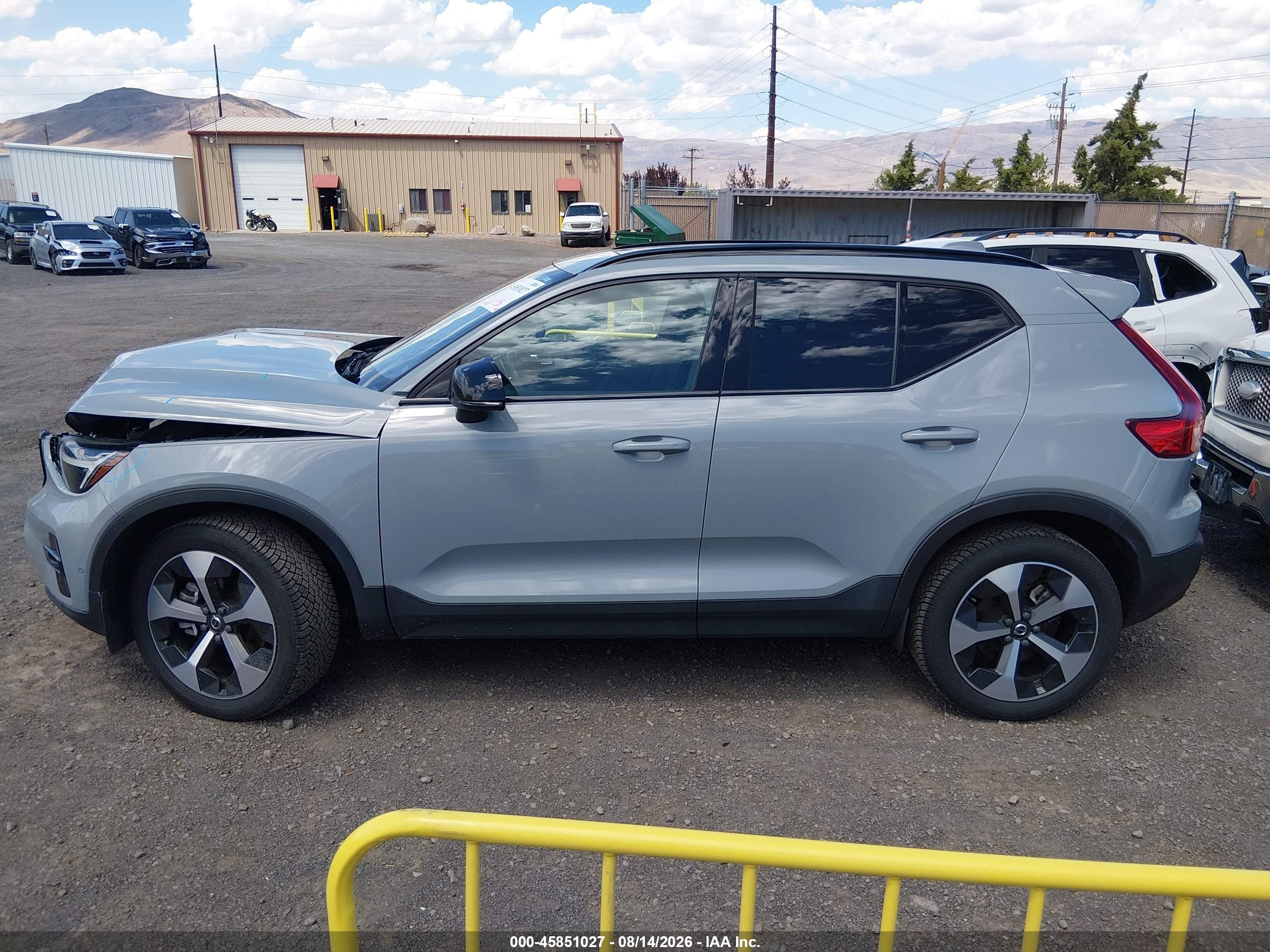 2024 VOLVO XC40 B5 PLUS DARK THEME