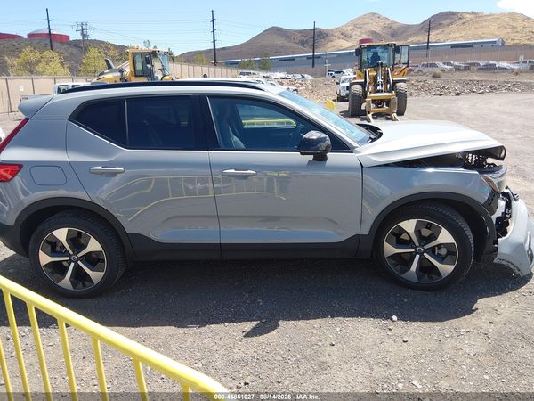 2024 VOLVO XC40 B5 PLUS DARK THEME