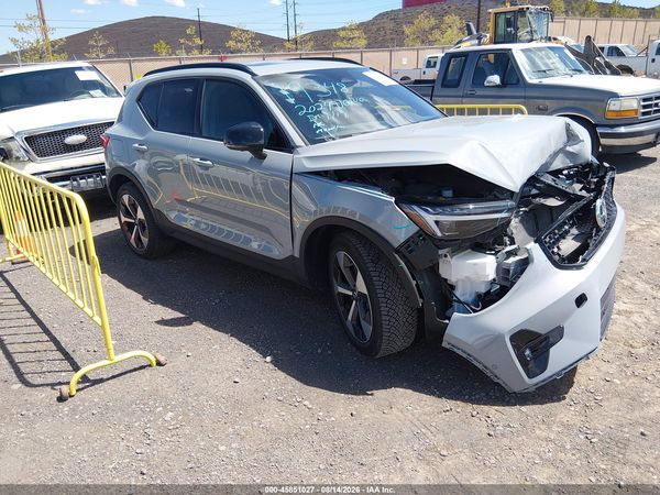 2024 VOLVO XC40 B5 PLUS DARK THEME