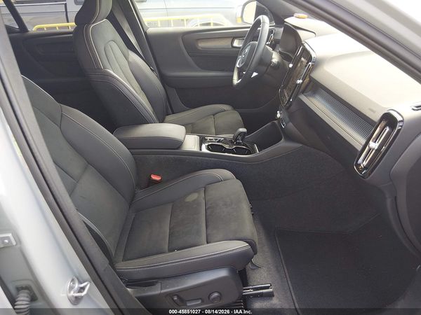 2024 VOLVO XC40 B5 PLUS DARK THEME