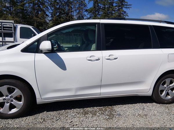 2015 TOYOTA SIENNA LE 8 PASSENGER