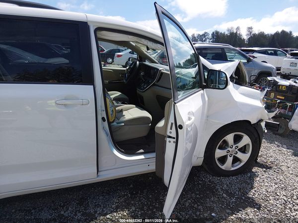 2015 TOYOTA SIENNA LE 8 PASSENGER
