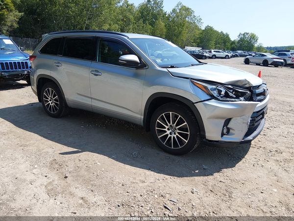 2018 TOYOTA HIGHLANDER SE