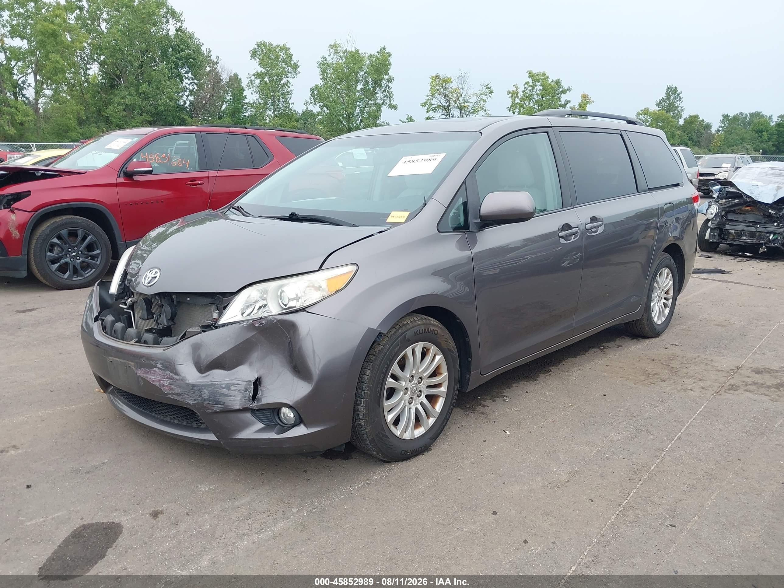 2012 TOYOTA SIENNA XLE V6 8 PASSENGER — I2