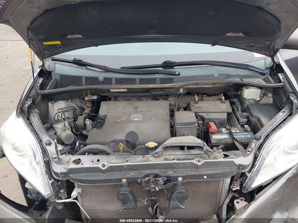 2012 TOYOTA SIENNA XLE V6 8 PASSENGER — I10